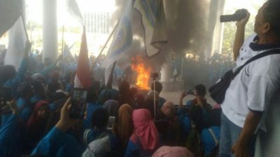 Video Detik-detik Polisi Bubar Paksa Mahasiswa Umrah yang Dinilai “Anarkis”