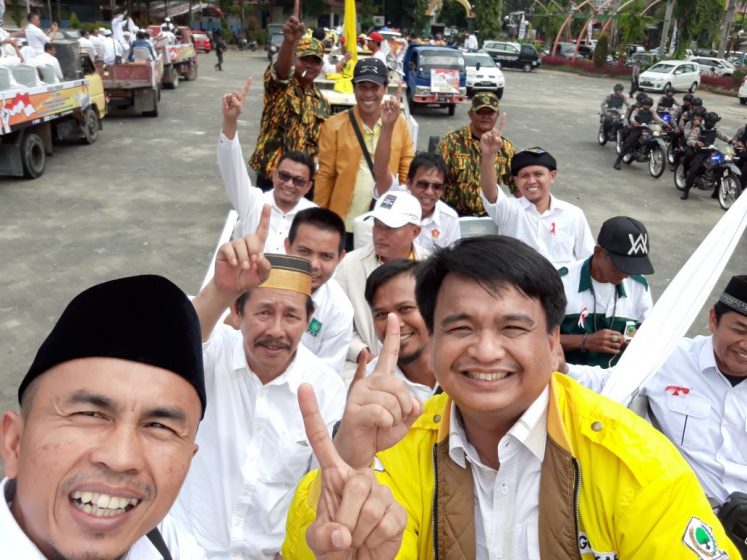 Ketua Tim Pemenangan SABAR Ade Angga (berjaket kuning) bersama anggota tim, dalam pawai Pilkada Damai