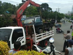 Pick Up L300 Bermuatan Barang Terguling