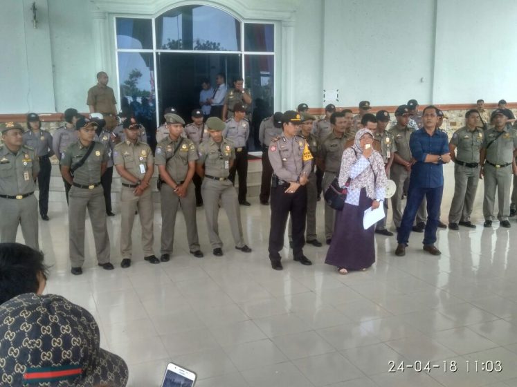 Ket Foto: Anggota Satpol PP dan Kepolisian saat menjaga Kantor DPRD Tanjungpinang dalam aksi unjuk rasa yang dilakukan AMPMP, Selasa (24/4).