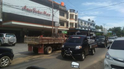 Puluhan Pengendara Roda Dua Terjatuh Akibat Tumpahan Oli