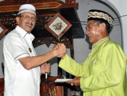Safari Ramadhan ke Desa Seluan, Bupati Natuna Bagi-Bagi Rejeki