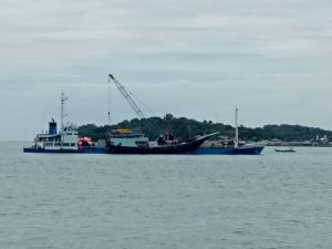 Muatan Kapal Kargo yang Kandas di Perairan Tanjungpinang Dibongkar
