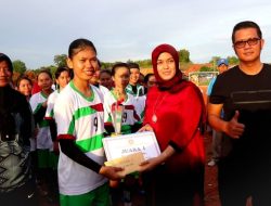 Tim Sepakbola Wanita Batu Licin Juara I