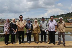 Komisi III DPRD Kepri foto bersama dengan pegawai Dinas PUPR setelah meninjau saluran air di Batam