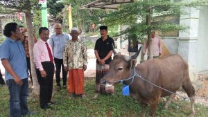 Ketua DPRD Kepri Serahkan Bantuan Hewan Kurban