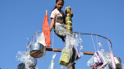 Panjat Batang Pinang Ala Kaum Hawa