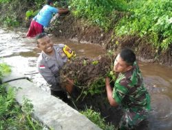 Keterlaluan Polisi dan TNI ini, Ngambilin Ini di Parit Bersama Warga