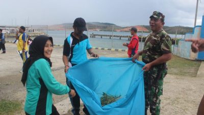 Koramil Bersihkan Pesisir Pelabuhan Tambelan