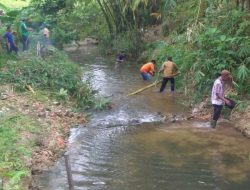Lurah Bersama Warga Ranai Darat Goro Bersihkan Sungai