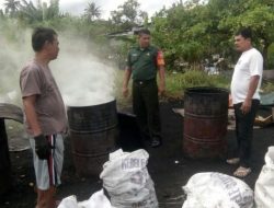 Babinsa Ranai Lakukan Komsos Kepada Pengrajin Arang