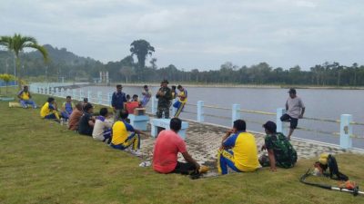 Ikut Jum’at Bersih, Koramil 03 Sedanau Goro Bersihkan Embung