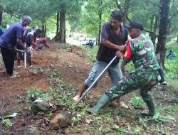 Babinsa Kelarik Goro Bersihkan Jalan Bersama Warga Air Mali