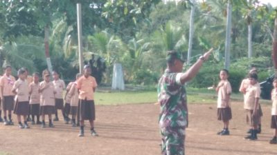 Babinsa Mekar Jaya Bina Pramuka di SDN 009 Sebuton