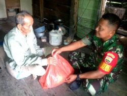 Babinsa Sedarat Baru Beri Sembako Kepada Warga Binaannya