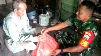 Babinsa Sedarat Baru Beri Sembako Kepada Warga Binaannya