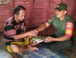 Babinsa Sebadai Hulu Berikan Baju Kepada Penderita Tuna Netra