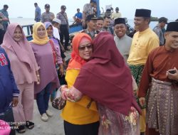 Ganasnya Ombak Tak Halangi Ngesti Temui Warga Batu Berian