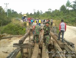 Babinsa se Kecamatan Batubi Bantu Warga Perbaiki Jembatan