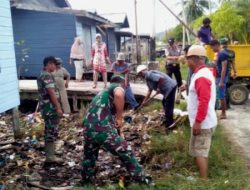 Koramil 03/Sedanau Sinergi Bersihkan Sampah Bersama Polri dan Masyarakat