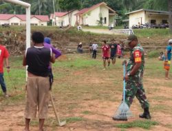 2 Orang Anggota Koramil 07/Palmatak Goro Benahi Lapangan Bola di Desa Putik