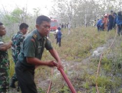 Anggota Kodim 0318/Natuna Bantu Damkar Padamkan Kebakaran Hutan di Mahligai