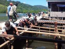 Babinsa Kuala Maras Bantu Warga Binaannya Buat Pelantar Acara Nikah