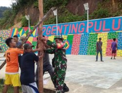 Babinsa Genting Pulur Goro Bersama Warga Benahi Lapangan Volly