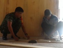 Babinsa Tapau Bantu Warga Binaannya Bangun Kios