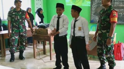 Laksanakan Komsos, Babinsa Gunung Putri Berikan Wasbang Kepada Anak Sekolah