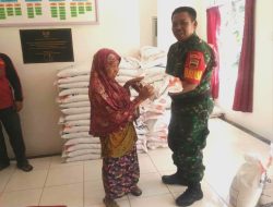 Babinsa dan Lurah Sedanau Serahkan Bantuan Rastra Jelang Ramadhan 1440 H