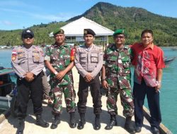 2 Anggota Babinsa Selaut Pantau Pemilihan BPD di Wilayah Binaannya