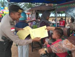 Sambut Ramadhan, Bhabinkamtibmas Ranai Bagikan Jadwal Imsakiyah kepada Warga