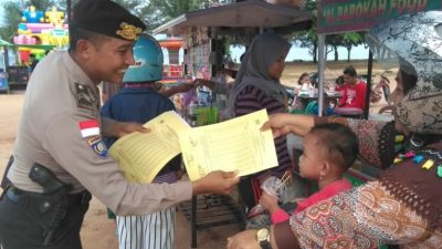 Sambut Ramadhan, Bhabinkamtibmas Ranai Bagikan Jadwal Imsakiyah kepada Warga