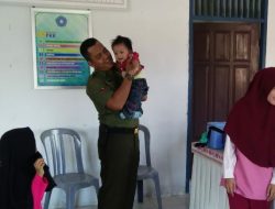 Pelukan Kasih Sayang Babinsa Sedanau kepada Balita Peserta Imunisasi