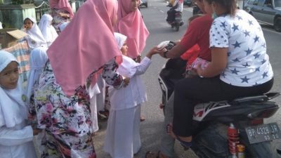 Bagi Takjil, Cara Jitu TK Islam Fadhilah Ranai Tanamkan Jiwa Sosial kepada Muridnya