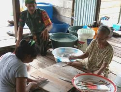 Babinsa Sabang Mawang Bantu Rokiyah Buat Kerupuk Atom