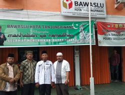 Mubaligh Datangi Bawaslu Tanjungpinang Terkait Penghentian Kasus Dugaan Politik Uang Dua Caleg Garuda
