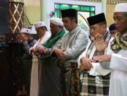 Bupati dan Wakil Bupati Bintan Sholat Idul Fitri di Masjid Nurul Iman Kijang