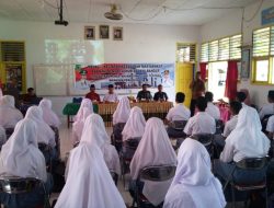Danramil 03/Sedanau Dampingi Kepala Bakesbangpol Beri Wasbang kepada Siswa Sekolah