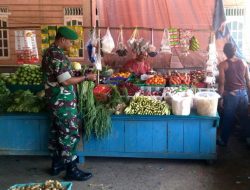 Pasca Lebaran, Babinsa Sedanau Cek Harga Sembako di Pasar Tradisional