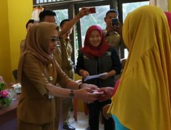 Dinsos PPPA dan Mandiri Salurkan Bantuan PKH kepada Warga Serasan dan Serasan Timur