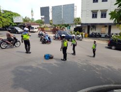 Polres Tanjungpinang Sterilisasi Jalan yang Terkena Tumpahan Oli