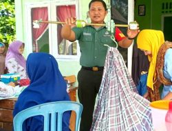 Babinsa Sedarat Baru Bantu Petugas Posyandu Timbang Bayi
