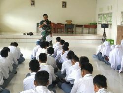 Babinsa Tanjung Kumbik Beri Wasbang kepada Siswa SMAN 1 Pulau Tiga Barat