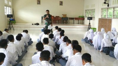 Babinsa Tanjung Kumbik Beri Wasbang kepada Siswa SMAN 1 Pulau Tiga Barat