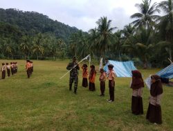 Praka Agus Suanto Latih Siswa Pramuka SDN 011 Desa Air Biru