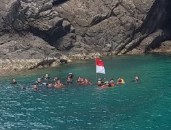 Anak Diperbatasan Kibarkan Merah Putih Dibawah Laut Natuna