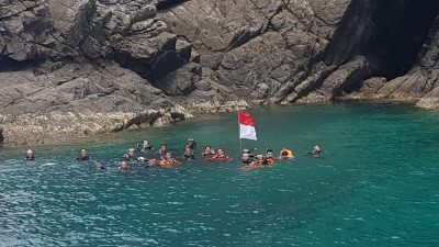 Anak Diperbatasan Kibarkan Merah Putih Dibawah Laut Natuna