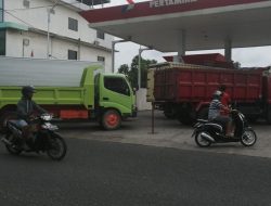 Antrian Panjang Truk Terjadi di SPBU Kilometer 3 Tanjungpinang